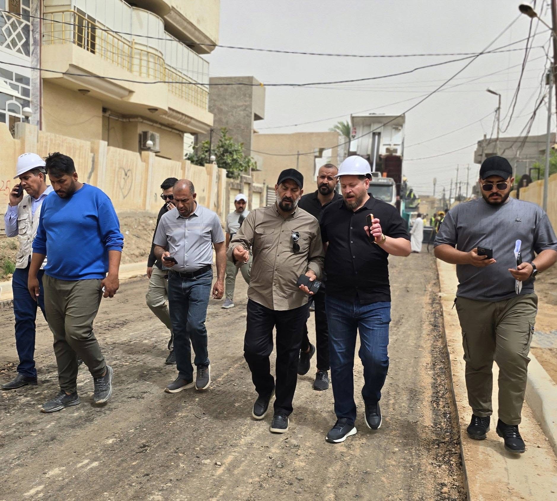 محافظ بابل يشرف ميدانياً على انطلاق أعمال تبليط شوارع حي الطيارة